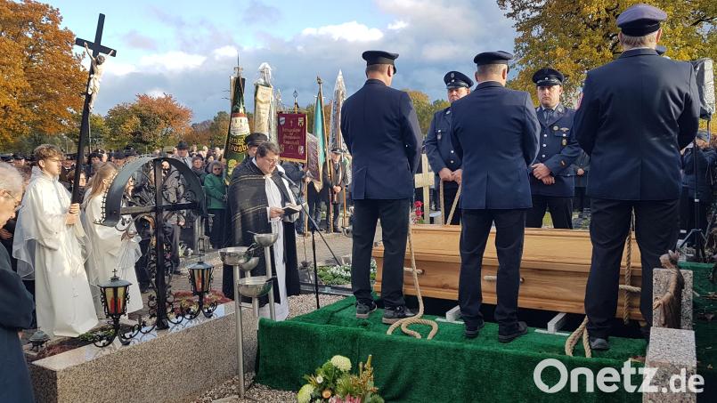 Sehr viele Trauergäste und Vereine nahmen mit der Familie und Verwandten Abschied von Altbürgermeister und Ehrenbürger Hans Roßmann. Bild: gi
