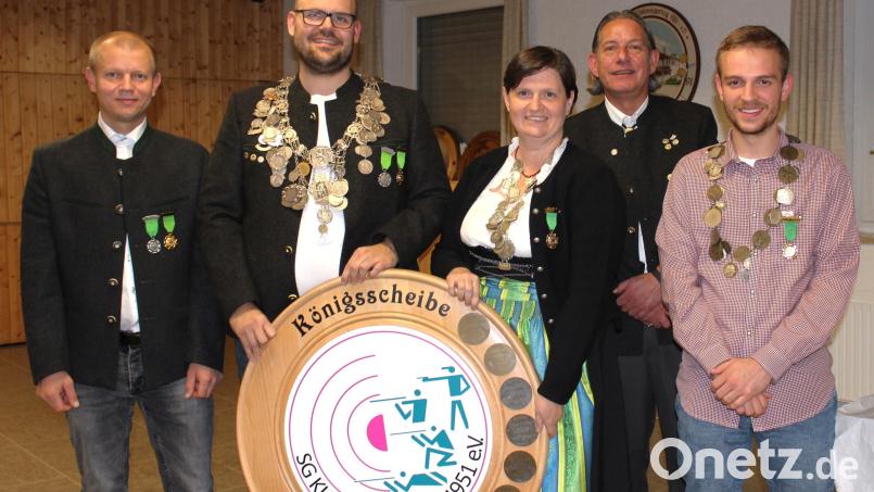 Die neuen Würdenträger der Schützengesellschaft Kleinraigering 1951 (von links): Erster Ritter Alexej Urbanovic, Schützenkönig Manuel Birner, Schützenliesl Michaela Nübler, Oberschützenmeister Markus Böhm, Jugendkönig Kilian Ludwig und Zweiter Ritter Günther Sperber (nicht im Bild). Bild: Werner Koller/exb