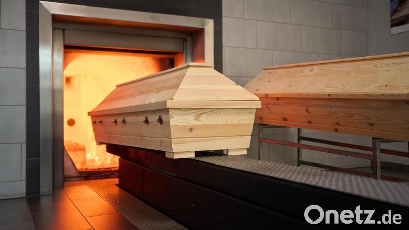 Mittlerweile ist die Feuerbestattung in Tirschenreuth die Regel. 80 Prozent entscheiden sich für eine Verbrennung des Leichnams. Auch dafür muss ein Sarg gekauft werden, wie dieses Bild aus einem Krematorium zeigt. Bild: Thomas Frey/dpa