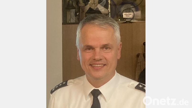 Den Dank von Vorsitzendem Klaus Müller (links) nimmt Verkehrssachbearbeiter Johann Wurm (Zweiter von links) entgegen. Mit dabei: stellvertretener PI-Leiter Thomas Meiler (Zweiter von rechts) und Bürgermeister Reinhold Wildenauer. Bild: Josef Argauer/exb