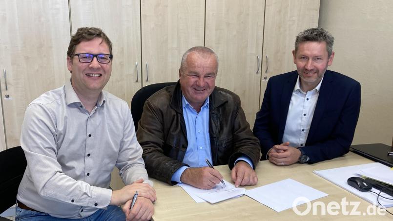 Bei der Unterzeichnung des Konzessionsvertrages: (von links) Kommunalbetreuer Wolfgang Dumm, Bürgermeister Josef Deichl und Daniel Liegl, Leiter des Bayernwerk-Kundencenters Schwandorf. Bild: Gemeinde Schmidgaden/exb