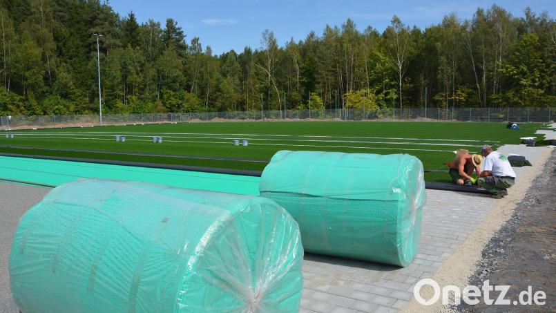 Als der SV Steinmühle vor einigen Jahren die Multifunktionssportanlage mit Kunstrasen auf seinem Gelände geschaffen hat, konnte er auch auf zinslose Überbrückungsdarlehen der Stadt Mitterteich zurückgreifen. Archivbild: jr