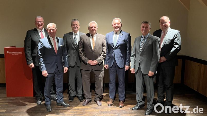 v.l. Vizepräsident des Sparkassenverbands Bayern Stefan Proßer, Vorstandsvorsitzender Gerhard Hösl, Verwaltungsratsvorsitzender Andreas Wutzlhofer, Verwaltungsratsmitglied Ludwig Bauriedl, Verwaltungsratsmitglied Joachim Neuß, Verwaltungsratsmitglied Reiner Gäbl, Vorstandsmitglied Johann Zach Bild: Sparkasse/exb