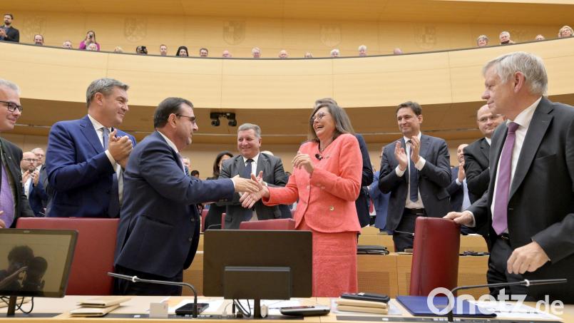 Klaus Holetschek, Vorsitzender der CSU-Landtagsfraktion, gratuliert Ilse Aigner, während der konstituierende Sitzung des neu gewählten bayerischen Landtags, nach ihrer Wiederwahl zur Landtagspräsidentin. Bild: Peter Kneffel/dpa