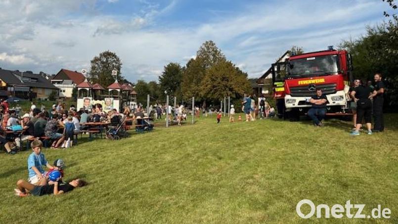 Beim Fest auf dem Raigeringer Panduren-Spielplatz drehte sich diesmal alles um das Thema Feuerwehr. Bild: Florian Singer/exb