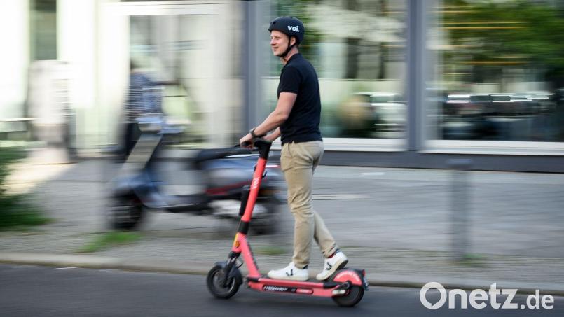 Ohne Versicherungsschutz für ihren E-Scooter war eine 20-Jährige in Marktredwitz unterwegs. Symbolbild: Bernd von Jutrczenka/dpa