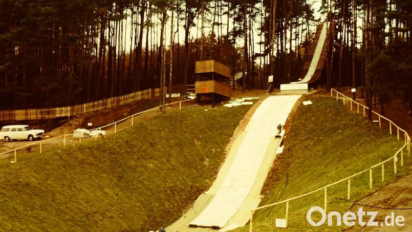 Um von der Schneelage unabhängig zu sein, entschied sich der SC Monte Kaolino für den Bau einer Kunststoffmattenschanze, die damals sechste in der Bundesrepublik. Sie wurde in der Rekordzeit von zwei Monaten am Kalvarienberg gebaut. 10.000 Kubikmeter Erdreich mussten bewegt, der Sprung- und der Kampfrichterturm errichtet werden. Repro: Archiv Schulz