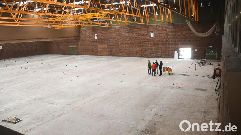 In der Mehrzweckhalle sieht es wieder aus wie in einem Rohbau: Tribüne, Hallenboden, Wände, Durchgänge, Toiletten und Speiseausgabe werden aktuell erneuert. Bild: Gabi Schönberger