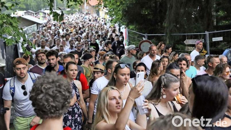 Die Besucher des diesjährigen &quot;Naturraum&quot;-Festivals, als sie es wegen des Unwetters verlassen mussten. Archivbild: fph