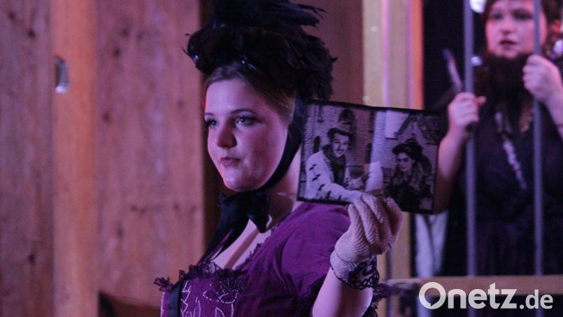 &quot;Dinner mit Killer&quot; – hier mit Charlotte Bielefeldt auf der Bühne – ist ein Erfolgsmodell des Ovigo-Theaters. Der Kulturausschuss des Kreistags unterstützt die Theatergruppe weiterhin mit einem Zuschuss. Archivbild: Florian Wein/exb