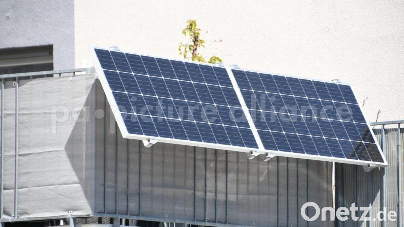 Falls Kommunen solche kleinen "Balkonkraftwerke" fördern, übernimmt der Landkreis Schwandorf künftig einen Teil des Zuschusses. Bild: Jörg Sutter/dpa