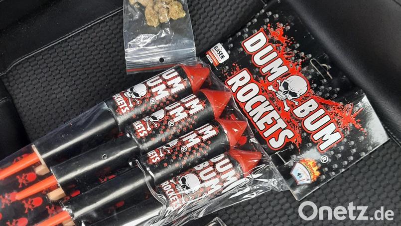 Die Bundespolizei Waidhaus warnt aus aktuellem Anlass vor illegalen Böllern und Silvesterraketen wie diesen &quot;Dum Bum Rockets&quot; aus dem Ausland, die eine enorme Sprengkraft entwickeln und deshalb gefährlich sein können. Bild: Bundespolizei