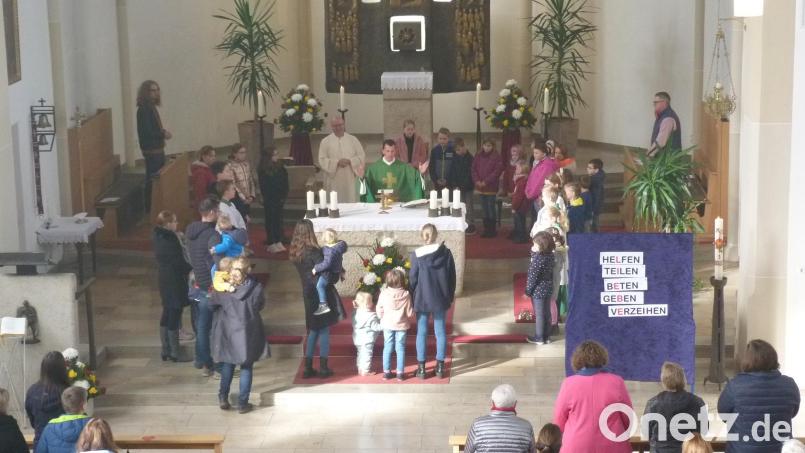 Beim Vater unser versammelte Pfarrer Thomas Kohlhepp die Kinder um den Altar. Bild: hok