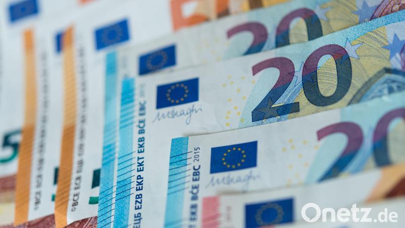 Die Stadt Amberg macht auch im nächsten Jahr neue Schulden. Ende 2024 wird der Stand bei 31,67 Millionen Euro liegen. Symbolbild: Monika Skolimowska/dpa