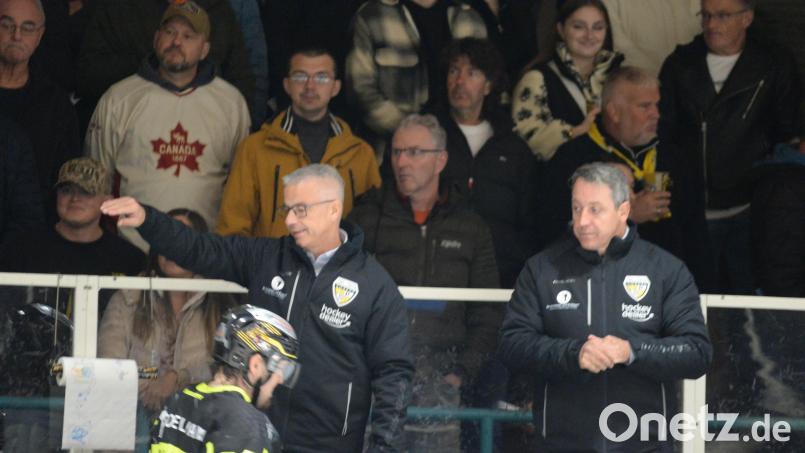 Dirk Salinger (Mitte) ist seit 2017 Trainer des Eishockey-Bayernligisten ERSC Amberg. Gemeinsam mit Co-Trainer Christian Martin (rechts) will er die Wild Lions in die Play-offs führen. Archivbild: Andreas Brückmann
