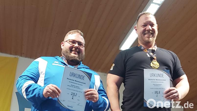 Claus Piechatzek vom AC Amberg (rechts) gewann den deutschen Meistertitel im Bankdrücken vor Matthias Weber aus Weinheim. Bild: bim/exb