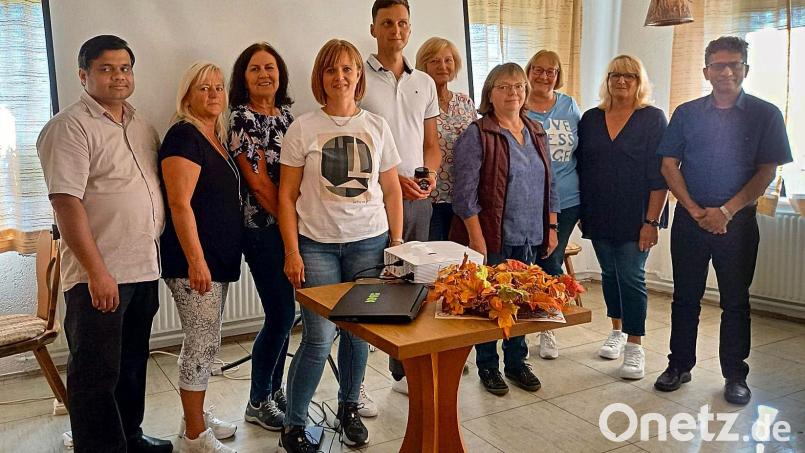 Viele Informationen über Manuka-Honig erfuhren die Besucher des Kaffee- und Informationsnachmittags des Frauen- und Müttervereins Friedenfels durch den Geschäftsführer der Paranuka GmbH, Fabian Schultes (Fünfter von links). Vorstandsmitglieder des Müttervereins sowie die beiden Priester, Pater Martin (links) und Pfarrer Joseph (rechts), dankten am Ende den Referenten. Bild: bsc