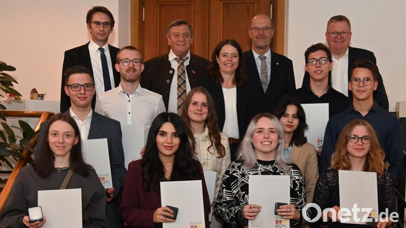 Den erfolgreichsten Absolventen der Berufsschule, Hanna Messer, Florian Schmaderer, Finn Linnert, Nanour Radowan, Lena Betz, Leonie Spanl, Narissa Radowan, Lukas Maier, Felix Steffel und Beatrix Jonscher (von links), gratulierten (hinten von links) Ralf Kohl (IHK Oberpfalz), Kreishandwerksmeister Hans Weber, Sparkassenvorstandsmitglied Sonja Kalb, Oberstudiendirektor Martin Wurdack und Oberbürgermeister Michael Cerny. Bild: gf