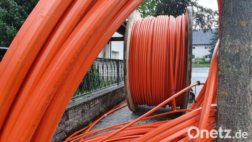 Kabelrollen und Absperrungen prägen in nächster Zeit das Straßenbild in Wiesau. Die Telekom startet - wie hier auf dem Archivbild aus Kemnath – den Ausbau des Glasfasernetzes. Archivbild: kaz