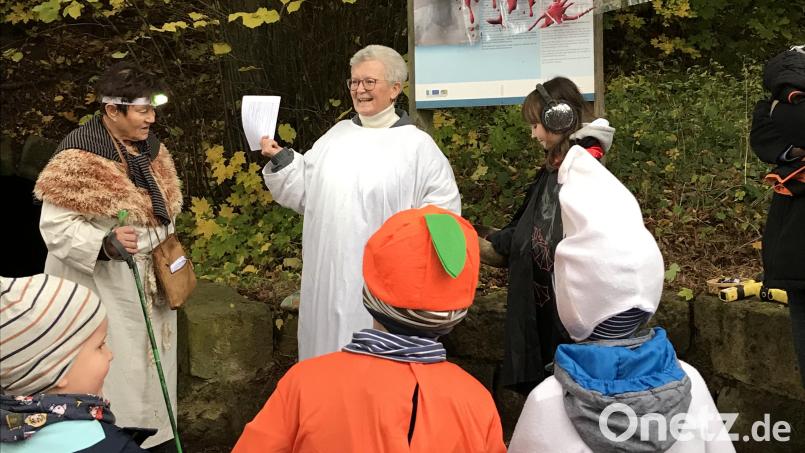 Schaurig geht es zu, als Ortsheimatpflegerin Marianne Moosburger (Mitte) zusammen mit Märchenerzählerin Gretl Mildner und Fanni Romfeld durch die Hahnbacher Keller führt. Bild: mma