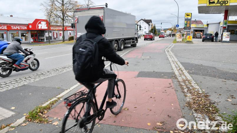 Die Stadt Amberg will an bis zu 200 Stellen im Stadtgebiet rote Markierungen anbringen, um die Sicherheit der Radfahrer zu steigern. Die Bayreuther Straße soll an sieben Punkten herausgehoben werden. Bild: Petra Hartl