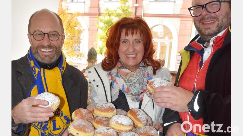 Reinbeißen und dabei Herz zeigen: Der Lions Club Neustadt/WN-Lobkowitz mit Präsidenten Florian Schott (links), Erster Vizepräsidentin Andrea Gollwitzer (Mitte) und Zweiten Vizepräsidenten Sebastian Denzler (von links) hoffen erneut auf viele Beteiligte an der „Krapfenschmaus“-Aktion 2023. Bild: Lions-Club Neustadt/exb