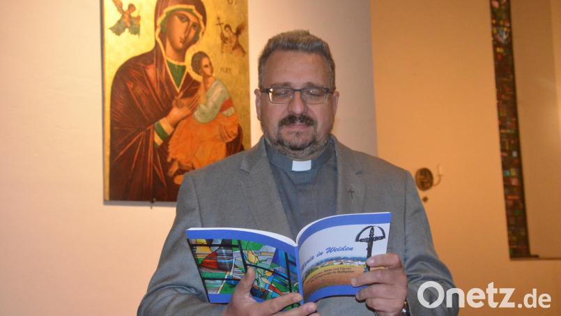 Pfarrvikar Achim Dittrich vor dem Marienaltar in der Herz-Jesu-Kirche. Bild: Kunz