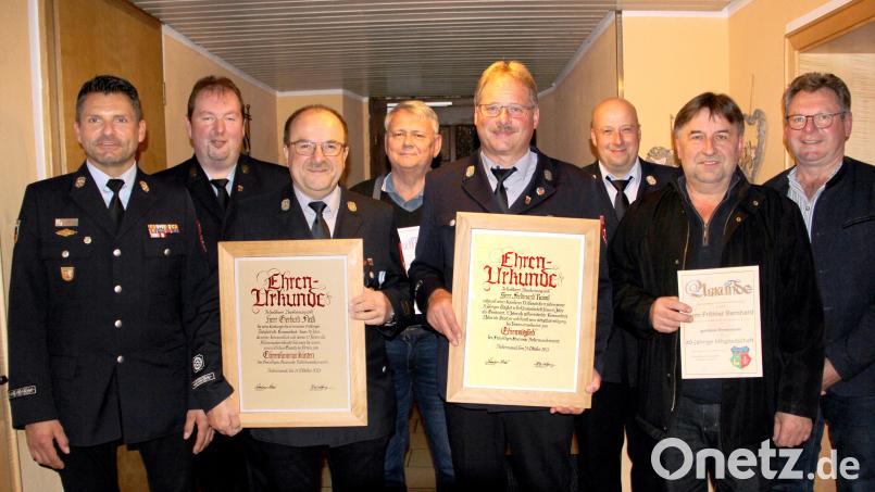 Dank und Wertschätzung für die Treue zum Verein und den unermüdlichen Einsatz für das Gemeinwohl stehen im Mittelpunkt des Kameradschaftsabends der Feuerwehr Niedermurach. Im Bild (von links): Kreisbrandmeister Andreas Brandstätter, Vorsitzender Michael Schneeberger, Ehrenkommandant Gerhard Fleck, Reinhard Höhbauer, Ehrenmitglied Ferdinand Raiml, Kommandant Wolfgang Pflug, Bernhard Fröhler und Bürgermeister Martin Prey. Bild: Josef Böhm/exb