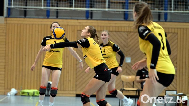 Ballannahme der Hahnbacherin Emma Peter, beobachtet von Elisabeth Kiehn, Kapitänin Julia Polito und Mira Sperber (von links, Bild aus einem früheren Spiel gegen Neudrossenfeld). Der SV Hahnbach besiegte in der Regionalliga den TB/ASV Regenstauf. Archivbild: Hubert Ziegler