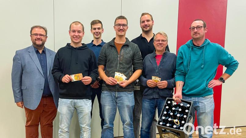 Vorsitzender Hans Walter, Fabian Wöhrl und Philipp Lechler (hinten von links) vom Siemensverein gratulierten Jonas Pöllath, Stefan Schmidt, Fred Völkl und Michael Kastner (vorne von links) zu ihren Preisen. Bild: Siemensverein Kemnath/exb