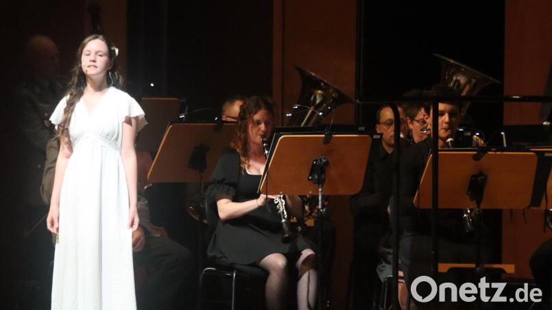 Mit engelsgleicher Stimme begleitete Carolina Luber das Werk &quot;Mystic River&quot; des Komponisten Thomas Doss. Bild: mfh