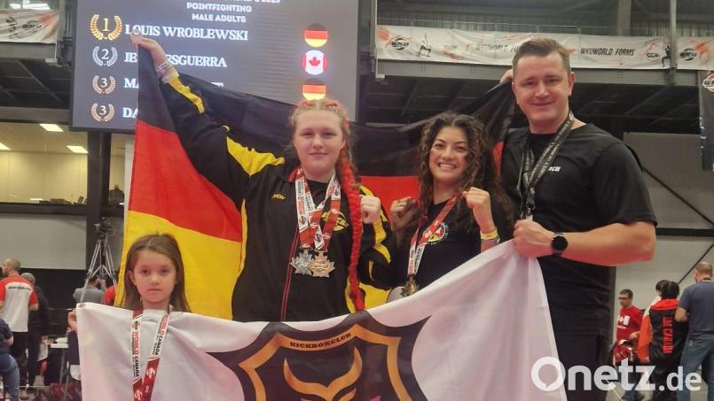 Die erfolgreichen Amberger Kämpferinnen Mila Wurster, Laura Paßler und Jenny Wurster mit Trainer Erich Aul (von links). Bild: exb