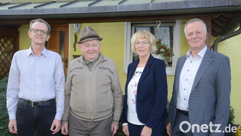 Emmeram Käs (Zweiter von links) feierte bei bester Gesundheit seinen 85. Geburtstag. Bei der morgendlichen Kaffeerunde gratulierten Sohn Markus (links) sowie Marktgemeinderat Hans Anzer und Zweite Bürgermeisterin Sigrid Ziegler (von rechts). Bild: bey