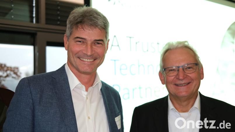 Cluster-Sprecher Professor Stefan Hierl (links) und Novanta-Standortleiter Martin Hartmann (rechts) leiteten die Oberpfälzer Ringvorlesung zum zehnjährigen Bestehen des OTH-Verbundes. Bild: Hirsch