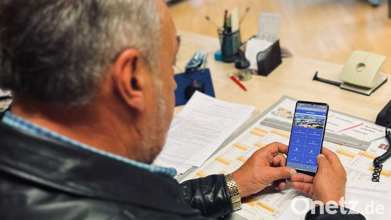 Bürgermeister Josef Beimler begutachtet den Startbildschirm der neuen Bürger-App. Bild: Marina Daubenmerkl, Gemeinde Waldthurn