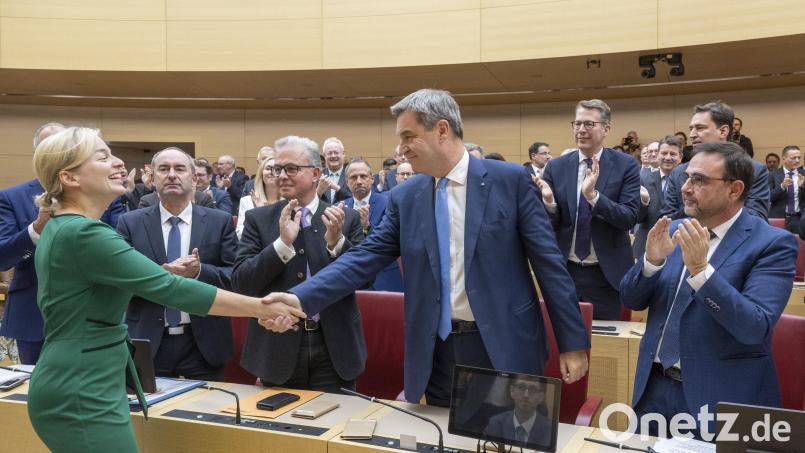 Katharina Schulze, Fraktionsvorsitzende Bündnis 90/Die Grünen im bayerischen Landtag, gratuliert Markus Söder (CSU), während der Sondersitzung des bayerischen Landtags, zu dessen Wiederwahl zum bayerischen Ministerpräsidenten. Bild: Peter Kneffel/dpa