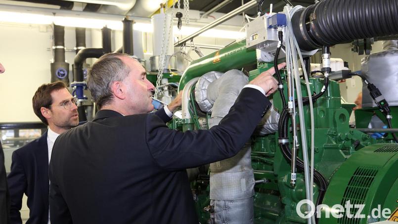 Staatsminister Aiwanger stellt Fragen zu Funktionsweise und Umrüstung des Blockheizkraftwerks. Bild: OTH Amberg-Weiden