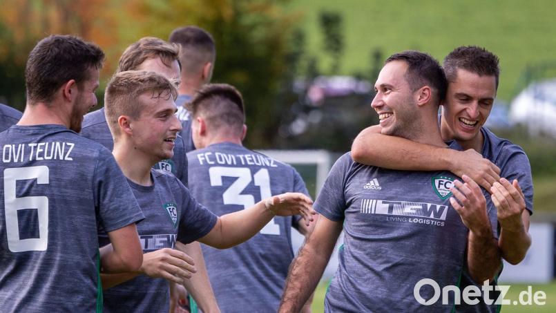 Manuel Löffelmann (rechts) feiert mit Arthur Kerbel (Zweiter von rechts) einen von dessen beiden Treffern. Der FC OVI/Teunz ließ gegen Detag Wernberg nichts anbrennen. Bild: Guenter Uschold