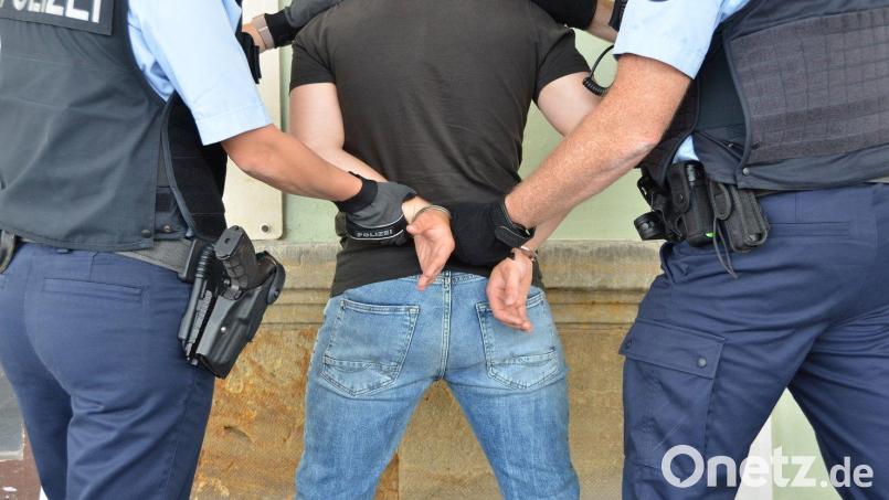 In einem Zug bei Furth im Wald klickten die Handschellen: Bundespolizisten haben einen mutmaßlichen Juwelendieb festgenommen. Bild: Bundespolizei