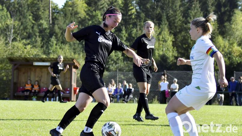 Der TSV Theuern gastiert in der Frauenfußball-Bayernliga beim TSV Schwaben Augsburg. Anna Kreißl (links, Szene aus der Partie gegen Greuther Fürth) fällt verletzt aus. Archivbild: Hubert Ziegler