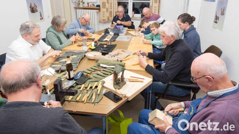 Die Schnitzerstube im Missionshaus St. Peter ist jeden Dienstag ab 18 Uhr wieder voll besetzt. Die Truppe ist bunt gemischt, jede Altersgruppe ist vertreten. Bild: Thomas Sporrer