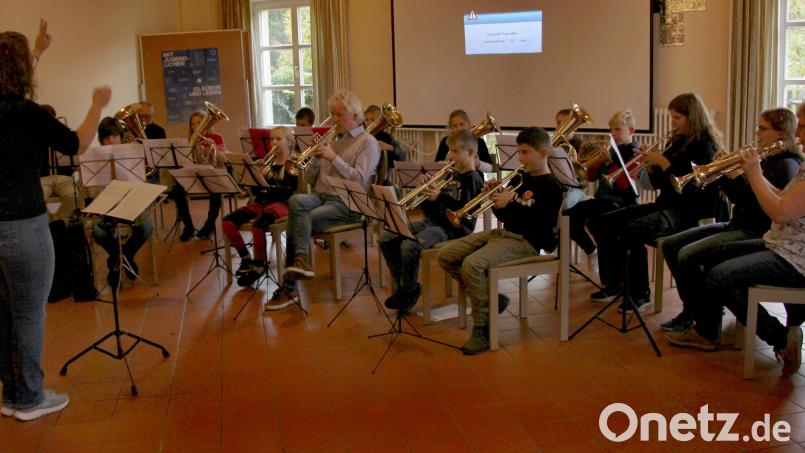 14 überwiegend jugendliche Bläserinnen und Bläser beteiligten sich am Brass Day im evangelischen Gemeindehaus in Etzelwang. Bild: ds