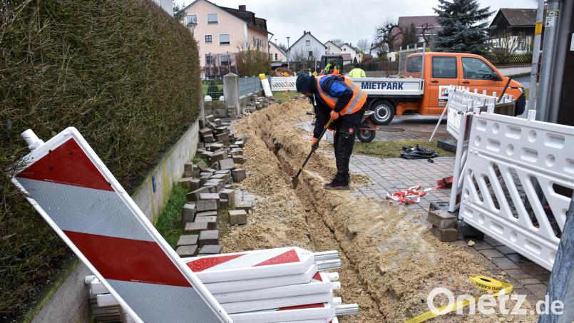 In Poppenricht (das Archivbild zeigt Arbeiten in Traßlberg im März 2023) ist der Glasfaserausbau zu 60 Prozent abgeschlossen, in Sulzbach-Rosenberg stehen die Arbeiten noch weitgehend am Anfang. Und das wird vorerst so bleiben. Archivbild: Stephan Huber