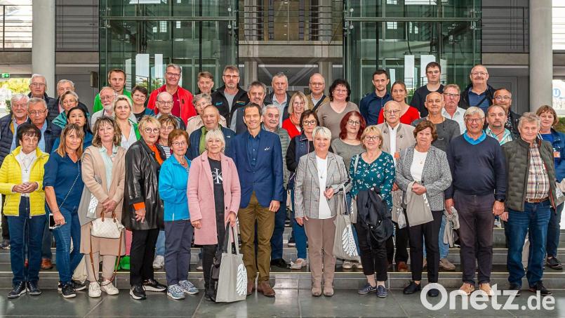 46 Teilnehmer aus den Landkreisen Neustadt/WN und Tirschenreuth besuchten kürzlich auf Einladung des Bundespresseamtes die Bundeshauptstadt Berlin. Höhepunkt der viertägigen Reise war, neben einem umfassenden Besichtigungsprogramm, ein Treffen mit Bundestagsabgeordneten Albert Rupprecht (Mitte, erste Reihe). (jr) Bild: Bundesregierung/StadtLandMensch-Fotografie