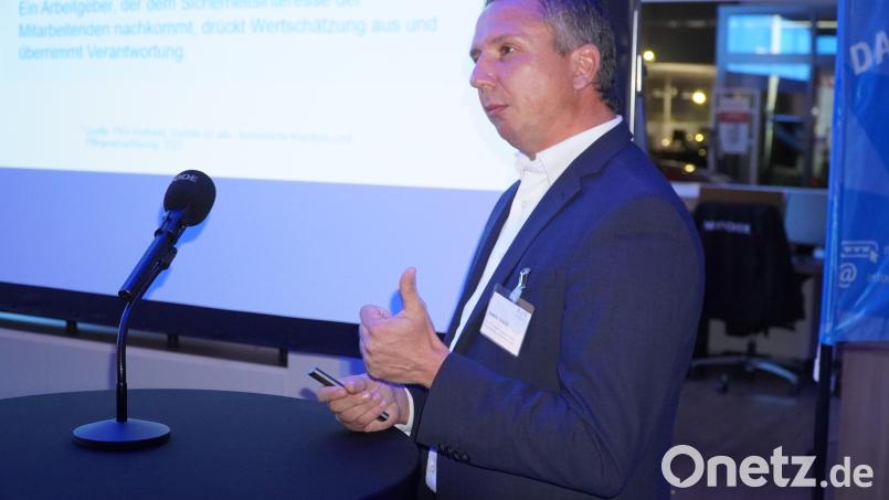 Referent Armin Schulz informiert über betriebliche Vorsorge. Bild: Fabian Borkner/exb