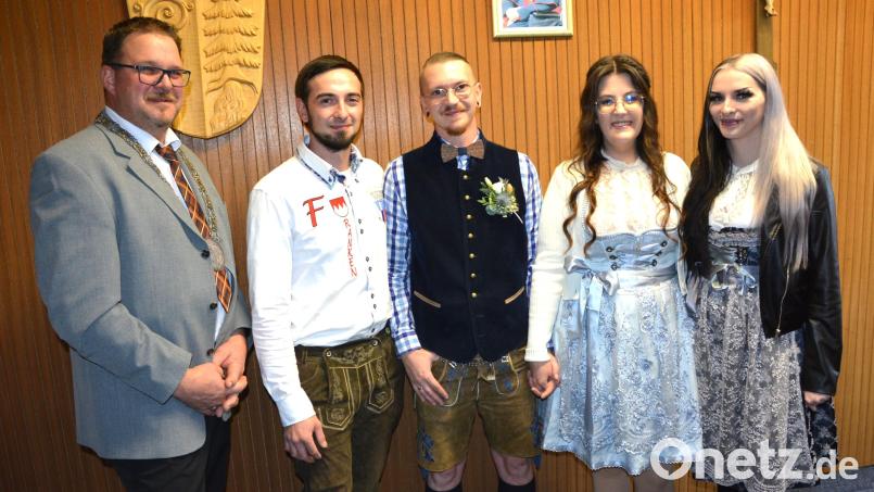 Den Bund der Ehe schlossen im Pechbrunner Rathaus Katharina Schröpf (Zweite von rechts) und Nico Kühnel (Mitte). Mit dabei waren Trauzeugin Jessica Fischer (rechts), Trauzeuge Marco Rummel (Zweiter von links) und Bürgermeister Stephan Schübel. Bild: jr