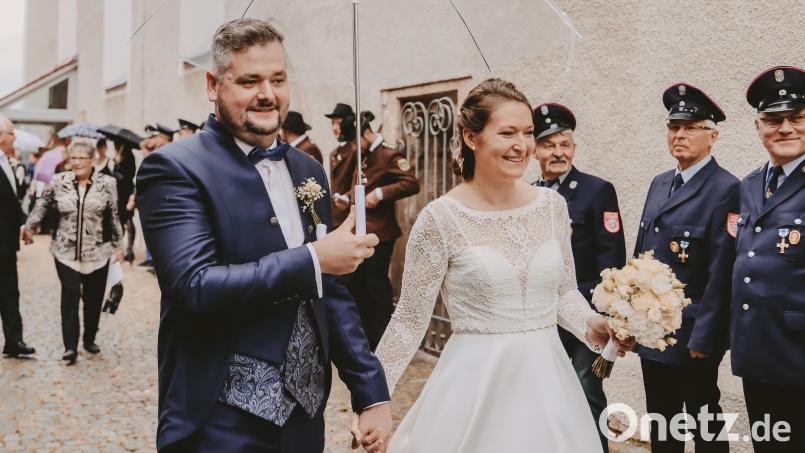 Johannes und Barbara Blaschke trotzen dem Wetter und haben nun geheiratet. Bild: Lena Härtl Fotografie