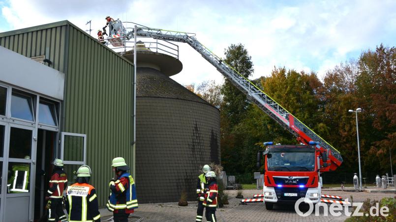 Mit einer Einsatzübung in der Mitterteicher Kläranlage endete für 25 Aktive von acht Feuerwehren die Ausbildung zum Truppführer. Im Einsatz war auch die Drehleiter der Feuerwehr Mitterteich, die Gesamtleitung lag bei Kreisbrandmeister Philipp Sölch. Bild: jr