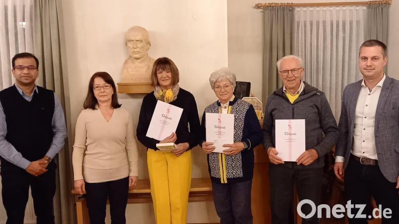 Präses Pater Anish (von links) und Christine Sollfrank von der KAB-Diözesanleitung sowie Bürgermeister Wolfgang Söllner (rechts) ehrten Gerda Kuhbandner sowie Ilona und Alfred Würstl (Dritte, Vierte und Fünfter von links). Bild: soj