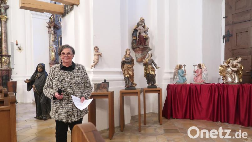 Gästeführerin Dorothee Schulze Zumhülsen erläutert die ausgestellten Kunstobjekte der Pfarrei Vilseck, die sich normalerweise nicht mehr im Kirchenraum befinden, und fragt, wer Hinweise dazu geben kann. Bild: rha